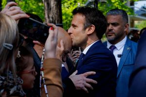 Første prognose kl. 20 søndag aften giver Emmanuel Macron fem år mere i Elysée-palæet. Men Frankrigs fremtidige kurs afhænger af resultatet af tredje halvleg i juni.