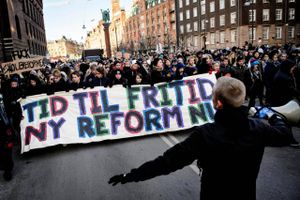 Som protest mod skolereformen demonstrerer skoleelever i dag på Rådhuspladsen. Demonstrationen går fra Københavns Rådhusplads til Christiansborg Slotsplads og begynder klokken 12.00. Eleverne dropper i dag undervisningen, fordi de ønsker færre timer men bedre undervisning. Arkivfoto: Philip Davali