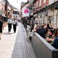 Jomfru Ane Gade i Aalborg blev tidligere på måneden udpeget til coronahotspot. Med gårsdagens aftale om en fase 4-genåbning af Danmark får barer og cafeer - men ikke diskoteker og natklubber - lov til at holde åbent til klokken 02.00 i stedet for at skulle smide gæsterne ud ved midnat. Foto: Henning Bagger/Ritzau Scanpix.