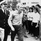John McCain bliver eskorteret til lufthavnen i Hanoi, efter at han var blevet frigivet af Nordvietnam. Foto: Horst Faas/AP