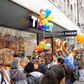 Der er fest i gaderne, når Tiger åbner nye butikker - her butikåbningen i Notting Hill, der var butik nr. 500.