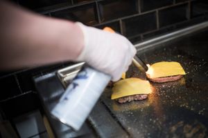 Arla Foods har fart i udviklingen af bl.a. nye oste til brug i pizzriaer og bugerrestauranter, mens Danish Crown afsættes tusindvis af burgerbøffer til foodservice. Foto: Mads Frost.  
