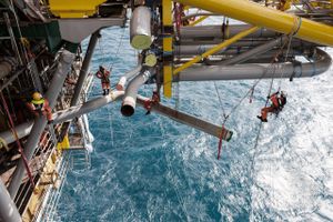 Det danske nordsøeventyr kører ikke på samme høje nagler som tidligere, men der er stadig masser af olie og gas i undergrunden. Men uden en genopbygning af Tyra vil mange af forekomsterne aldrig blive udnyttet. Foto: Maersk Oil.