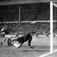 Geoff Hurst scorer det kontroversielle mål ved VM-finalen mod Vesttyskland i Wembley i 1966. Siden er det blevet voldsomt diskuteret, om bolden var inde eller ude. Arkivfoto: AP