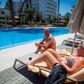 Ferieliv, som mange kender det fra sydens sol. Mandag ankom de første tyske turister til Mallorca. Foto: Jaime Reina/AFP