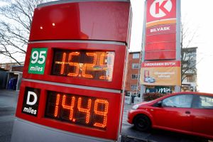 Prisen for brændstof ændrer sig i øjeblikket dagligt i et tempo, der ikke er set i flere år. Priserne er fortsat tårnhøje.
