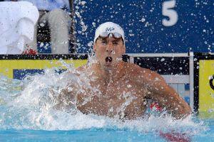 Michael Phelps har netop hamret sine knyttede næver i vandet efter sejren på 200 m butterfly ved de amerikanske mesterskaber. Foto: Eric Gay/AP