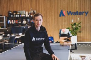 21-årige Daniel Johannesen er på ingen måde stolt af den seneste udvikling i svømmevirksomheden Watery, der sidste år omsatte for rekordmange millioner.