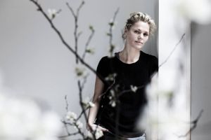 Fotomodellen Camilla Vest mener, at den nu degraderede direktør i Skat Erling Andersen ødelagde hendes families liv.