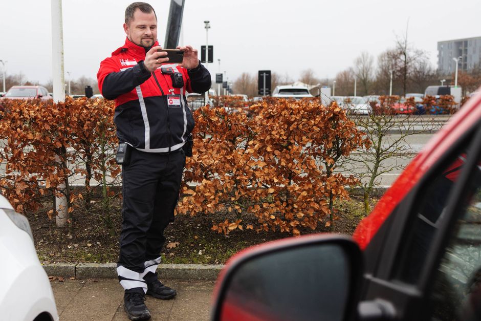 Indimellem får Mark Nørby at vide, at han er p-vagt, fordi han ikke formåede at blive politibetjent. Som en af gadernes gårdvagter er han blevet hånet, truet og slået, så hvorfor blive ved? Handler det om magt og nydelse? Vi fulgte efter ham og fik svar.