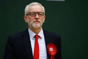Med sine umoderne socialistiske synspunkter, gråt skæg og sokker i sandalerne blev Labour-formanden Jeremy Corbyn latterliggjort som et kuriøst levn fra 1960'erne. Nu har han endegyldigt mødt muren.