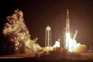 Falcon Heavy-raketten fra SpaceX blev tirsdag morgen sendt op. AP Photo/John Raoux