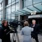 Tillidsmand Lennart Steen giver interview foran TV 2's hovedkvarter på Teglholmen i Sydhavnen, efter at en medarbejder har fået konstateret coronavirus. Foto: Jens Dresling