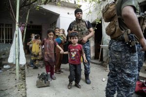 Den irakiske hær har åbnet flugtruter for de ca. 100.000 civile, der er fanget af Islamisk Stat i Mosul. Men de civile er stadig i »nærmest ufattelig fare«, siger FN.