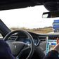 Selv om Tesla har en autopilotfunktion, understreger bilproducenten, at systemet stadig er under udvikling, og at føreren hele tiden skal være klar til at gribe ind. Foto: Polfoto