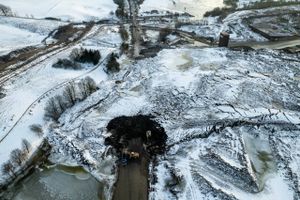 Den 19. december forlod Nordic Waste opgaven med at få jordskreddet under kontrol. Siden har Randers Kommune haft op mod 50 mand til at arbejde i døgndrift på stedet.