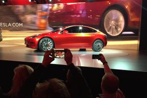 Tesla Motors viser sin nye Model 3 frem ved et bilshow i Californien d. 31. marts. Modellen er blandt de første, der er ment for mainstreammarkedet. En række andre producenter, så som Ford, Nissan og BMW, er også snart klar med billige elbiler til masseforbrug. Foto: AP Photo/Justin Pritchard