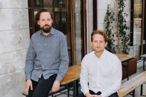 Stifterne af Legal Desk, Anders Lyager Kaae (tv.) og Simon Eklund rejste 23 mio. kr. i maj 2022 til deres juridiske platform. Foto: Legal Desk/PR