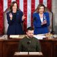 TOPSHOT - Ukraine's President Volodymyr Zelensky addresses the US Congress flanked by US Vice President Kamala Harris (L) and US House Speaker Nancy Pelosi (D-CA) at the US Capitol in Washington, DC on December 21, 2022. - Zelensky is in Washington to meet with US President Joe Biden and address Congress -- his first trip abroad since Russia invaded in February. (Photo by Jim WATSON / AFP)