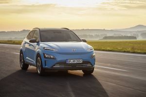 Hyundai Kona Electric får et midtvejsfacelift, der omfatter en ny front samt opgraderet sikkerhedsudstyr og infotainment. Rækkevidden er uændret.