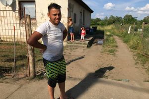 Ungarn har en af coronapandemiens højeste dødsrater, og særligt landets romaer er blevet hårdt ramt. En blanding af fattigdom, isolation og vaccineskepsis har skabt en ond cirkel for romaerne. Spørgsmålet er, om regeringens omrejsende vaccinebusser kan give håb om en ende på det hele?