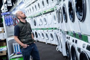 Andreas Andersen, 40 år er på jagt efter en vaskemaskine og tørretumbler, og kigger efter dem i Elgiganten. Er priserne i virkeligheden gode når der Black Friday? Foto: Mikkel Berg Pedersen