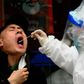 En mand får taget en coronaprøve i en lægeklinik i Wuhan. Selv om byen er erklæret coronafri, tjekkes borgerne mange gange dagligt i det offentlige rum. Foto: Noel Celis/AFP