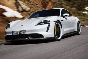 Porsche Taycan, der kommer til vinter, kan spurte til 100 km/t. på under tre sekunder, men ikke lade helt så hurtigt, som fabrikken havde stillet i udsigt.