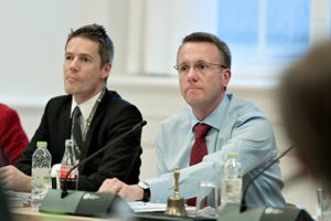 Afdelingschef i justitsministeriet Jens-Christian Bülow (til venstre) ses her i selskab med den daværende justitsminister Morten Bødskov (S) til samråd i Retsudvalget.