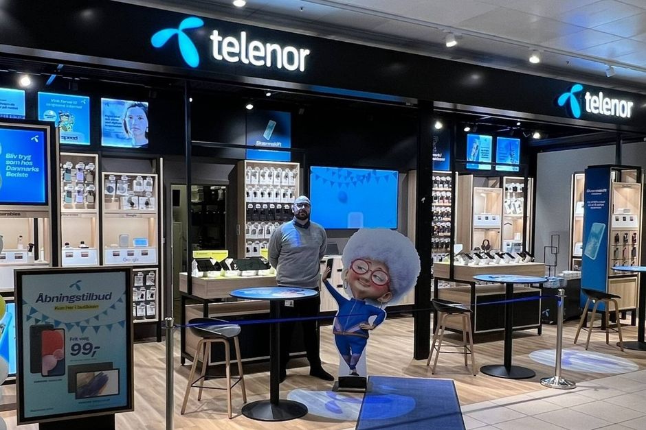 Lars Thomsen, topchef i Telenor Danmark, har travlt med at sælge telekoncernen som småkedelig. Imens vælter pengene ned i kassen.