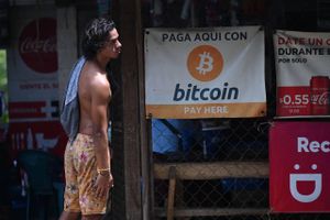 El Salvador bliver det første land i verden, der anerkender bitcoin som betalingsmiddel i hele samfundet. Landets autoritære præsident gambler sin popularitet på et håb om, at bitcoin vil øge landets velstand, men faldgruberne er store, og i kulisserne nedbrydes demokratiets grundpiller.