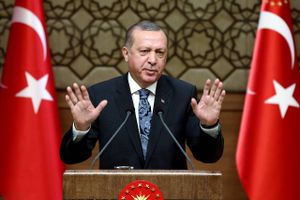 Præsident Erdogans hårde udfald mod bl.a. Tyskland og Holland bidrager til det negative indtryk af Tyrkiet, der sammen med sikkerhedssituationen i landet har ført til et voldsomt fald i turisttilstrømningen. Foto: AP/Yasin Bulbul