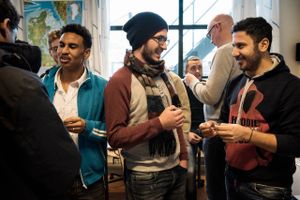 Små- og mellemstore virksomheder er skeptiske over for at ansætte nytilkomne flygtninge. Her ses tre unge mænd fra Eritrea og Syrien, der går til dansk undervisning på Sprogcenteret i Aalborg.