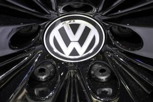 VW har sikret sig leverancer af batterier til sine elbiler med en aftale med tre producenter til en værdi af i alt 150 mia. kr. Foto: AP 
