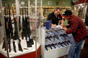 Våbensalget er steget markant i området omkring Ferguson. Billedet er fra våbenbutikken Metro Shooting Supplies, hvor en førstegangskøber er i gang med at blive ekspederet. 