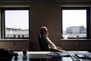 Erhvervsmanden Karsten Ree har aktier for et trecifret millionbeløb i biotekfirmaet Enochian - og har gjort brug af omdiskuteret topforskers iglebehandling.