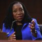 Den 51-årige Ketanji Brown Jackson er blevet udpeget af præsident Joe Biden til at overtage for Stephen Breyer, der efter 28 år i højesteret har meddelt, at han går på pension. Her ses hun under høringen i Senatet i slutningen af marts. Foto: Saul Loeb