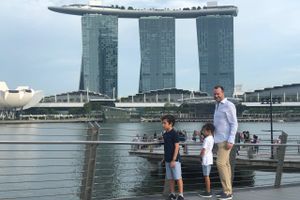 Det tog blot en uge for Steffen Egelund at beslutte sig for at prøve lykken i Singapore. Der er nu gået 16 år, og siden er hustru og to drenge kommet til samtidig med, at han har opbygget en succesfuld virksomhed.