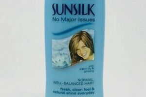 Unilever siger, at det skal være slut med at skilte med, at man sælger shampoo som her Sunsilk til "normalt" hår.