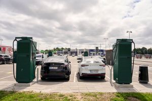 Ny fremskrivning viser, at 2030-målet om en grøn bilpark nås allerede i 2027. Alligevel vil flere partier gøre elbiler endnu mere attraktive.