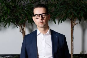 Covid-19 kommer til at spille en rolle en række år frem, mener ISS-topchef Jacob Aarup-Andersen. Det vil påvirke omsætningen, men han og den øvrige ledelse arbejder på at gøre servicegiganten mindre følsom på bundlinjen.  