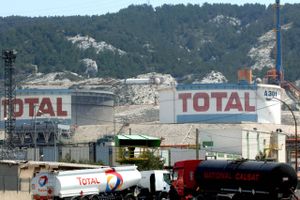 Trucks stand  in front of the Total oil refinery in Chateauneuf-les-Martigues near Marseille, southern France, Wednesday, May 3, 2006. French oil company Total SA reported a 15 percent jump in first-quarter net profit  Thursday May 4, 2006, mainly on oil price increases. Foto: AP / Claude Paris