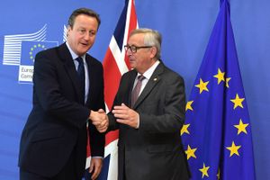 Anstrengte miner før sidste nat med kliken: Storbritanniens snart fhv. premierminister David Cameron sammen med EU-Kommissionens formand Jean-Claude Juncker ved ankomsten til EU-topmødet i Bruxelles. Foto: AP/Geert Vanden Wijngaert