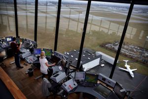 Både Naviair og Forsvaret burde have set, at flyveledere ville blive en mangelvare, lyder det fra lønforsker. Han forudser lønspiral, efter Forsvaret har sat lønnen betragteligt op. 