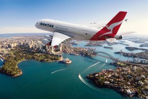 Både Qantas og United Airlines lokker med gratis billetter til passagerer, der har ladet sig vaccinere. Målet er at sætte fart på udrulningen af vaccineprogrammerne, så rejseaktiviten kan blive normaliseret.