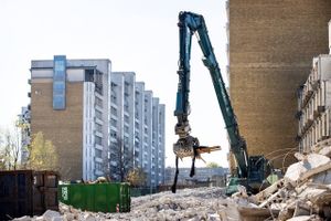 En nedrivningsbølge skyller i disse år hen over beton- og montagebyggerier rundt om i Danmark. Men kan moderniseringer og ombygninger løse de sociale udfordringer, der knytter sig til de bastante højhuse? Og hvem vil bo i områderne bagefter?