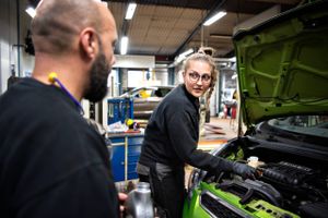 Som kvindelig studerende i autobranchen er Louise Lund Kristensen i tydeligt mindretal. Autobranchen Danmark opfordrer til, at der bliver ansat flere kvinder på landets værksteder. 