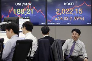 En handler sidder foran skærm med det koreanske aktieindeks og valutakurs i Korea Exchange Bank i Seoul, Korea. ,(