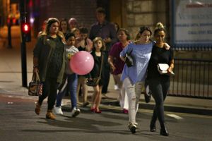Koncertgæster forlader en koncert med den amerikanske popstjerne Ariana Grandes på Manchester Arena, efter at en selvmordsbomber dræbte mindst 22 mennesker. Foto: Dave Thompsom/Getty Images