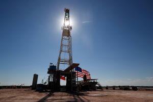 Olieproduktionen er faldet kraftigt i USA, siden coronakrisen ramte, men på det seneste er der fornyet aktivitet på oliefelterne som her i Texas. Foto: AP/Tony Gutierrez